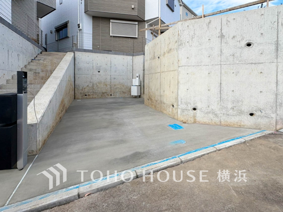 風を感じ青い空から太陽の恵みを感じる温もり溢れる佇まい。住む人を映し出す洗練された佇まいは、いつまでも輝き続けながらいつしか街の風景に溶け込んでいきます。