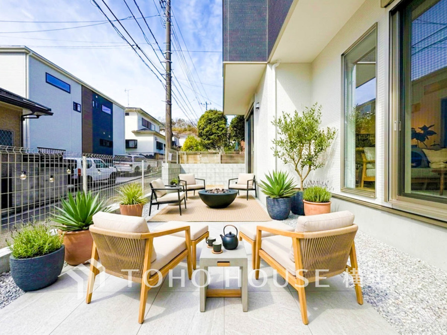 たっぷり降り注ぐ日差しの下バーベキューを楽しんだり、大切な家族やペットと楽しく安らぐ休日を過ごせそうですね。（家具はAI加工です）