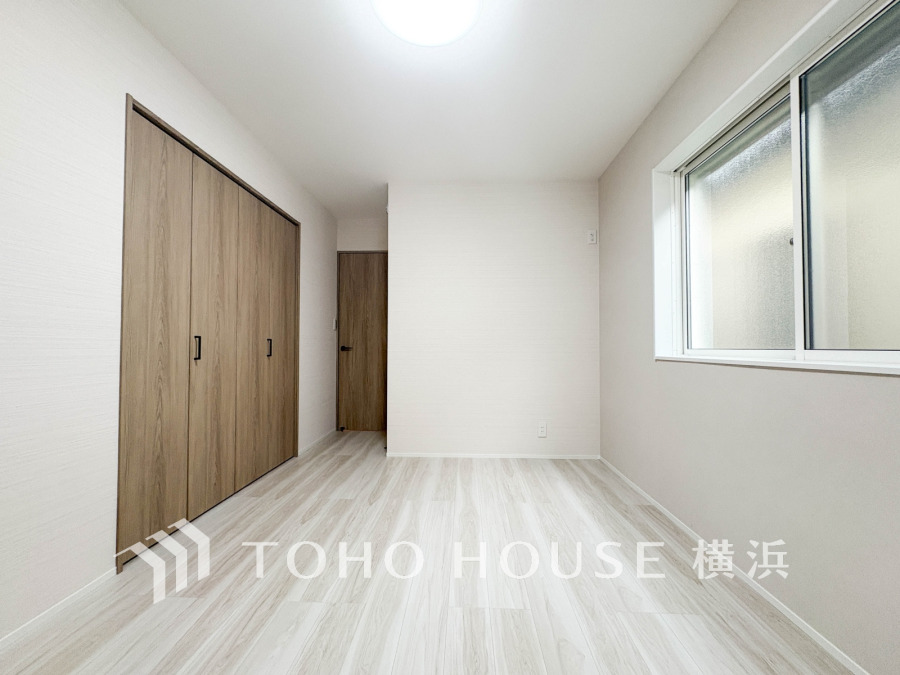 穏やかな風と陽光を導き、プライバシーに配慮された設計プランを採用し、居住性を一段と心地よいものにしています。明るく開放的な空間を演出しております。