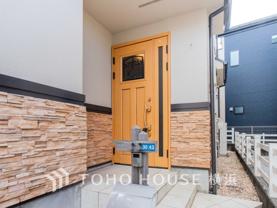 ご家族の帰り、訪れる方を優しく迎え、やすらぎに満ちた生活空間を予感させる。健やかな暮らしを楽しめそう。