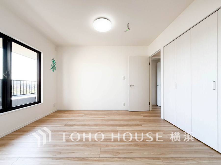 採光もアクセントの一つとして。プライベートルームにはやさしい光が射し込んでいて、この明るい好みの空間で読書をしたり、音楽を聞いたりと一人の時間も充実したものにできます。