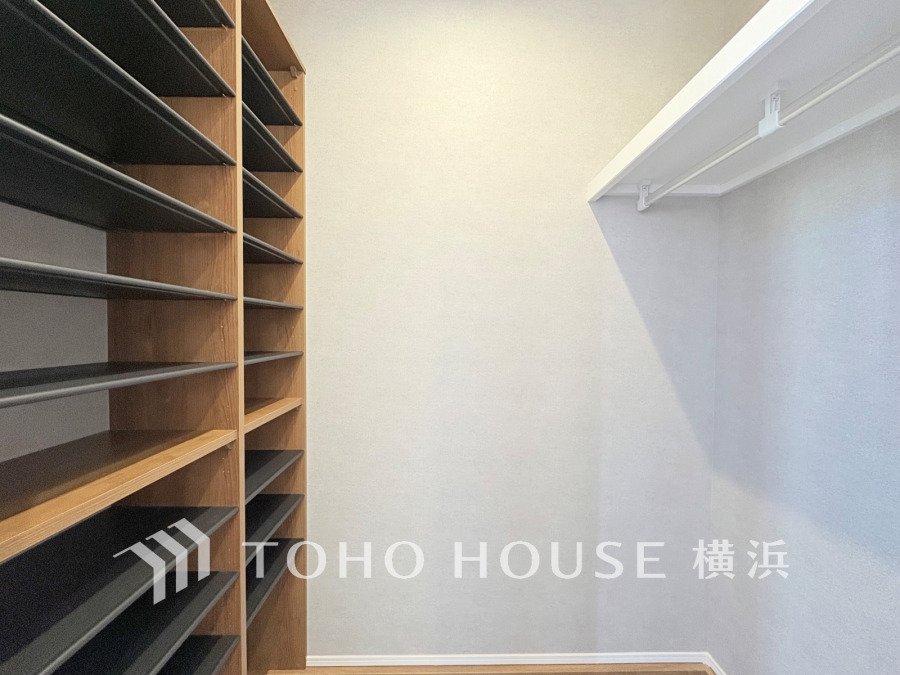 玄関脇にはシューズインクローゼットを完備。ご家族皆さんの靴もしっかり収納できます。広さもあるので、ゴルフバッグやベビーカーなども収納できます。