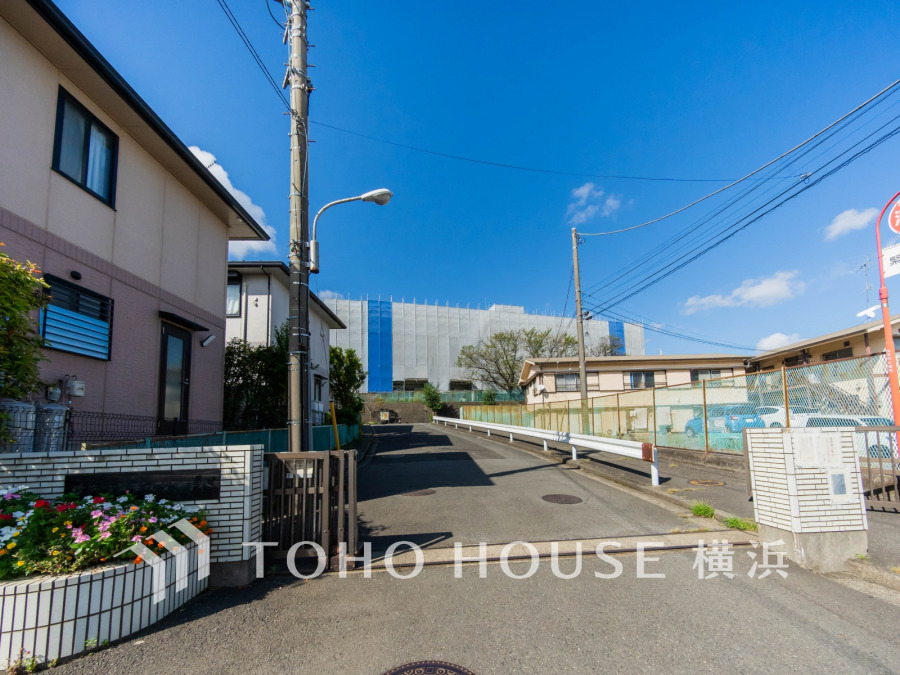 横浜市立東鴨居中学校　約750ｍ