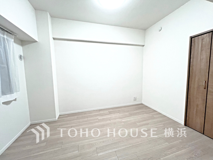 シンプルな室内は多用途に使える快適な空間。