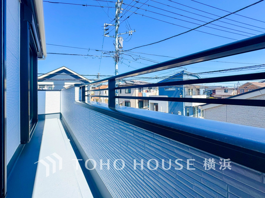 暮らしの中で光と風を演出してくれるバルコニー、見事なまでの開放的な空間を演出しながら、プライベート性も確保された空間は我が家の自慢です。