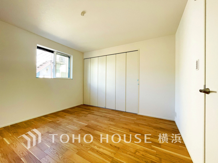 ひとりの時間をゆったり過ごしたり、静かな環境で趣味に打ち込んだり、自分時間を快適に過ごすプライベートルーム。大きな窓で彩られた空間は、心地よい風と伸びやかな眺めを愉しむ特等席に。