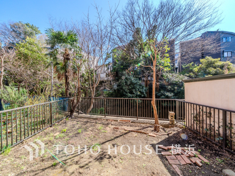 戸建て感覚のプライベート感が魅力の専用庭付き！ガーデニングを楽しんだり、テーブルと椅子を出して、アウトドアリビングとして家族の時間を過ごしたり、楽しみが広がります。