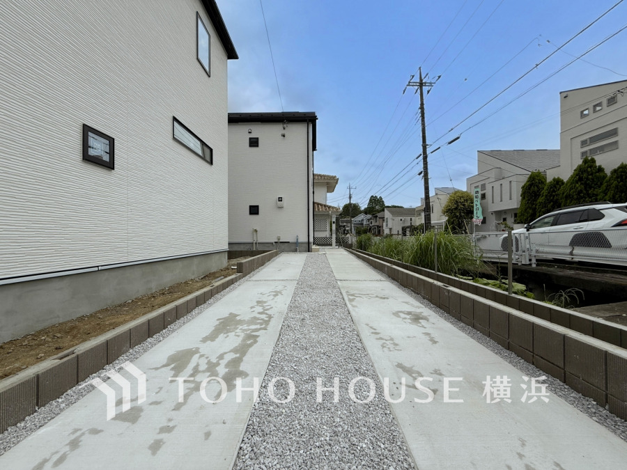 ゆったりとした駐車スペースを確保いたしましたので、大きめのお車でも駐車可能です。自転車やバイクなど、ゆとりのある敷地で置き場所に困ることはないでしょう。