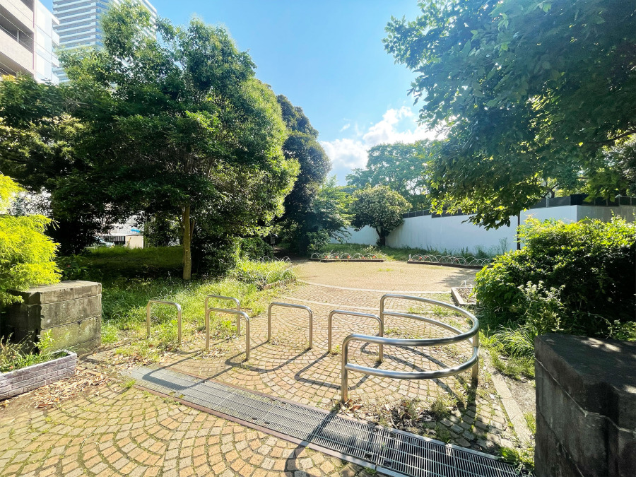 神奈川公園　約200ｍ