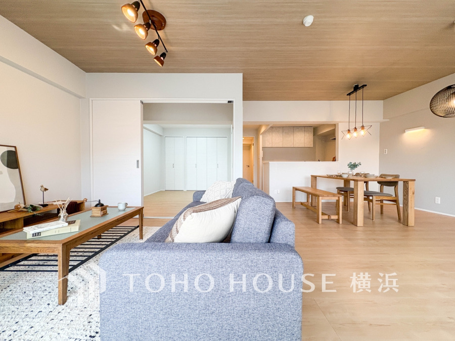 ここにはみんなが集い、食事と楽しい会話が始まる。話に夢中になりすぎて、ついつい時を忘れてしまう。そんな束の間の幸せを感じさせてくれる場所。