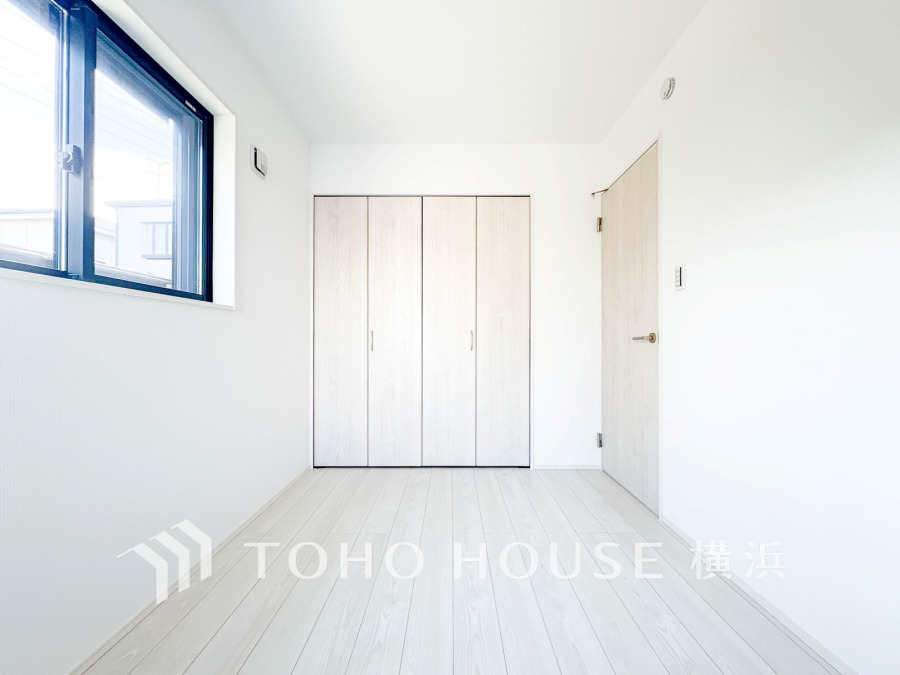 明るい自然光が差し込む、シンプルで清潔感あふれる洋室。豊富な収納スペースも魅力です。