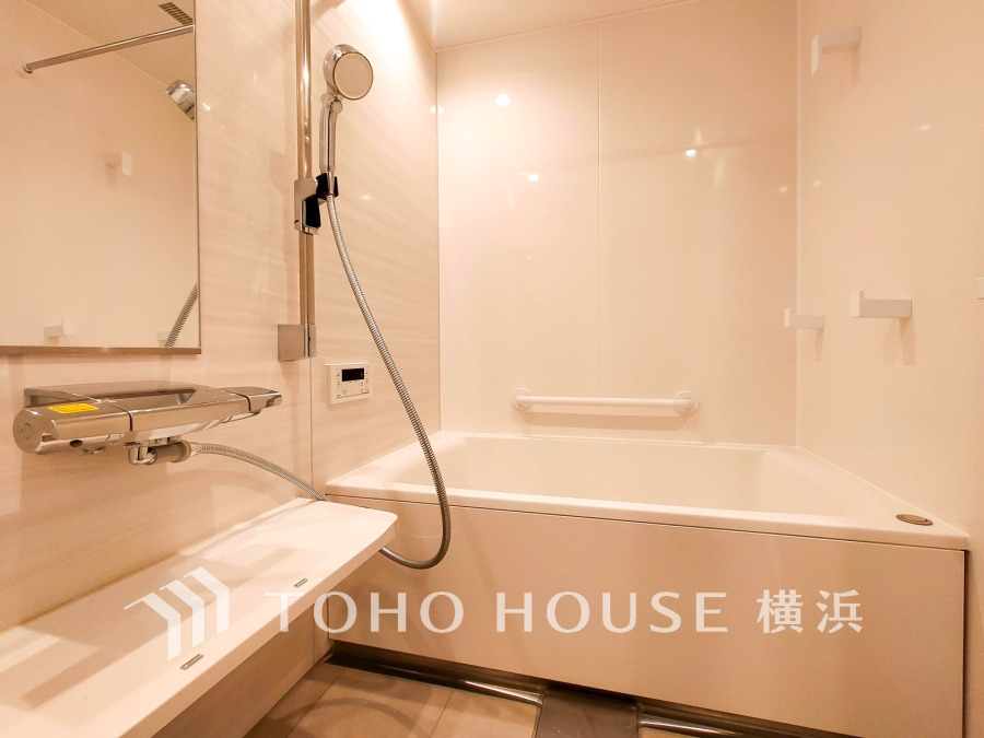 心地よいリラックスを叶える清潔感溢れる美しい空間。快適で機能的なバスルームです。
