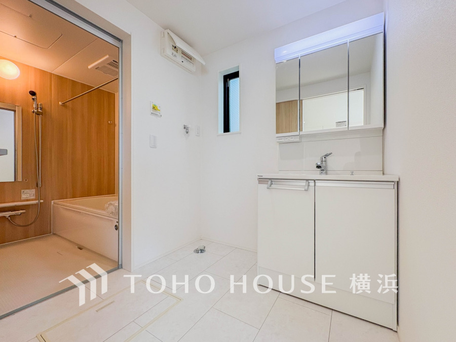 脱衣スペースを含む空間はゆとりの広さを設け、また洗面化粧台にも収納スペースを設ける事により、散らかりやすい洗面スペースをスッキリ保てます。