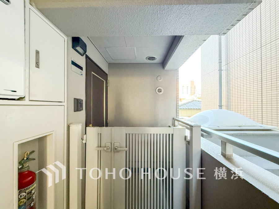 共用廊下に面した独立した専用ポーチ。プライバシーを守りつつ、玄関周りの空間をゆったり確保しています。