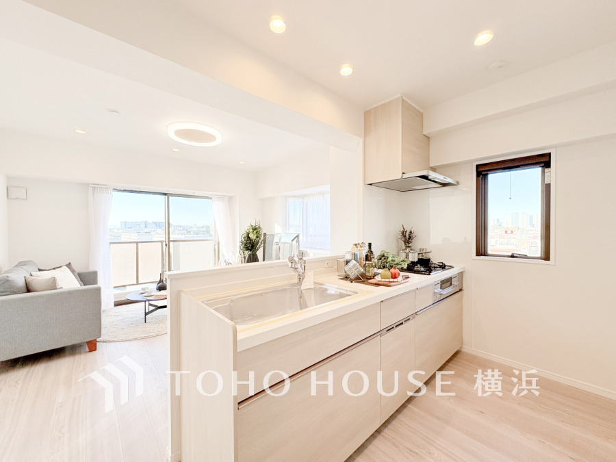 明るく開放的な対面キッチンは、家族との会話を楽しみながら料理ができる快適な空間です。