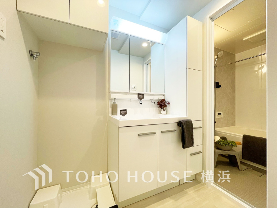 十分な大きさの洗面台は収納もさる事ながら、身だしなみチェックや歯磨きなど、朝の慌ただしい時間でもホテルライクなスペースで余裕とゆとりを感じて頂けます。