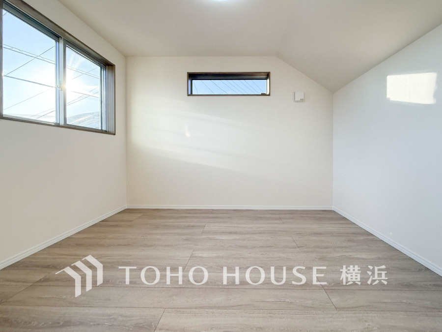 1日の疲れを癒し、心地よく寛げるようゆったりとした広さを確保しています。プライベートタイムをより優雅に穏やかに…。落ち着いた雰囲気を紡ぎます。