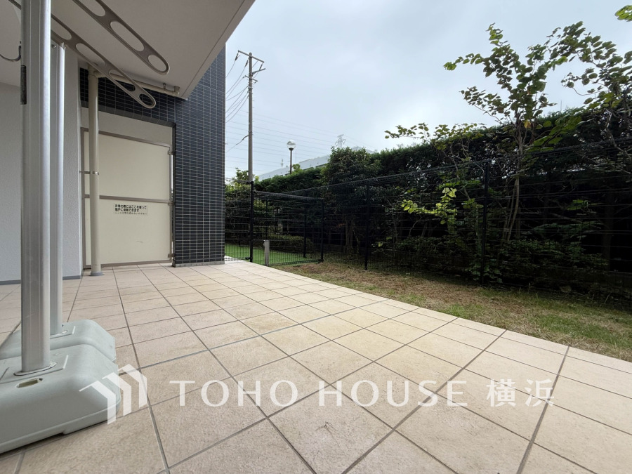 プライベートガーデンを望む窓辺。小さなお子様がお庭で遊ぶ様子をテラスから見守る、そんな暮らしも♪