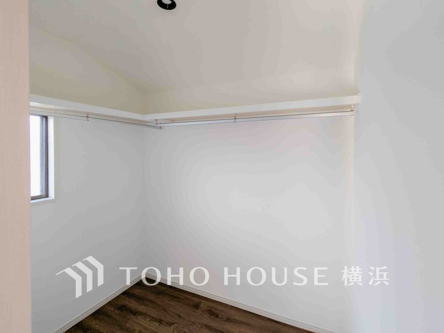 洋服やバッグなどかさばる物を大量に収納できます。タンスなどの収納家具を置かずに済むので、お部屋を丸ごと使えてスッキリ♪