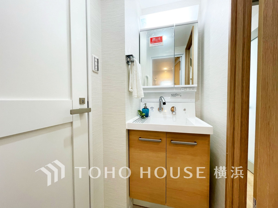 新規交換された洗面化粧台は美しく使いやすい機能が備えられています。