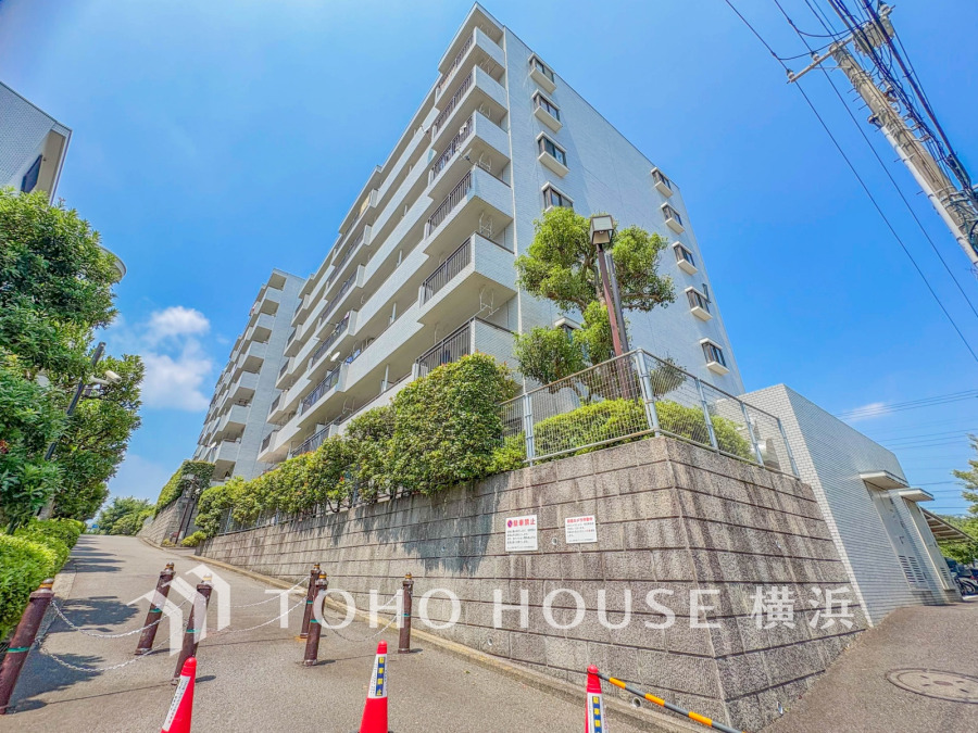 爽やかな青空の下に贅沢なほどに降り注ぐ陽光、豊かな居住性と、クオリティが見事に調和した住空間は、住まうことの喜びを感じさせてくれます。