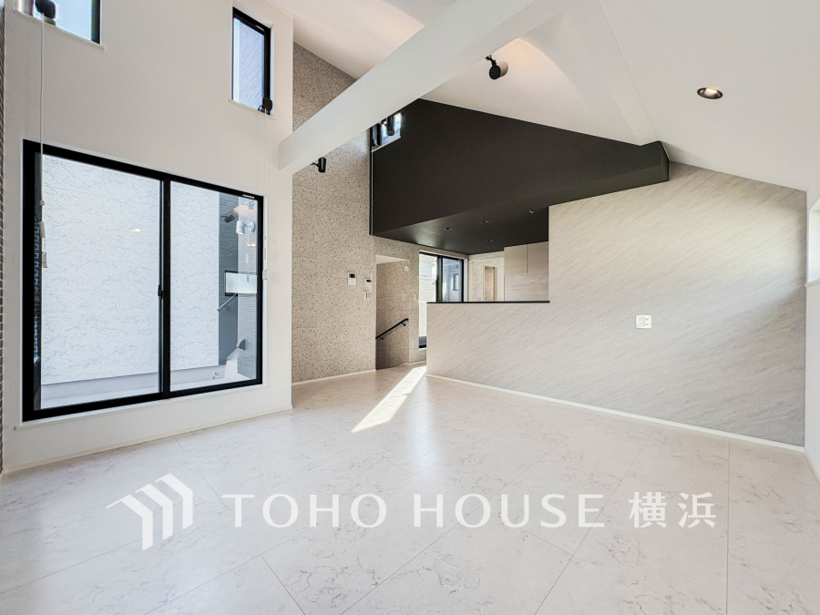 明るく開放的な空間が広がるLDK。室内には豊かな陽光が注ぎ込み、爽やかな住空間を演出。ホームパーティーでもゲストと一緒に料理を楽しみながら楽しい時間を過ごせそう。