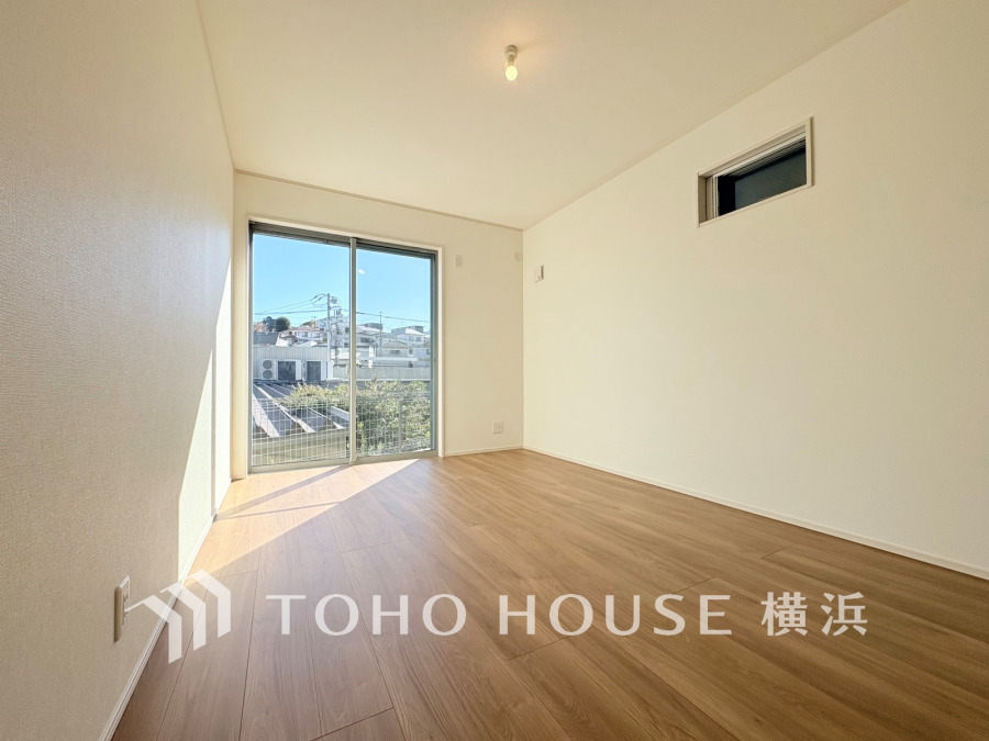 大きな窓から自然光が差し込み、明るく開放的な空間が広がるシンプルな洋室です。