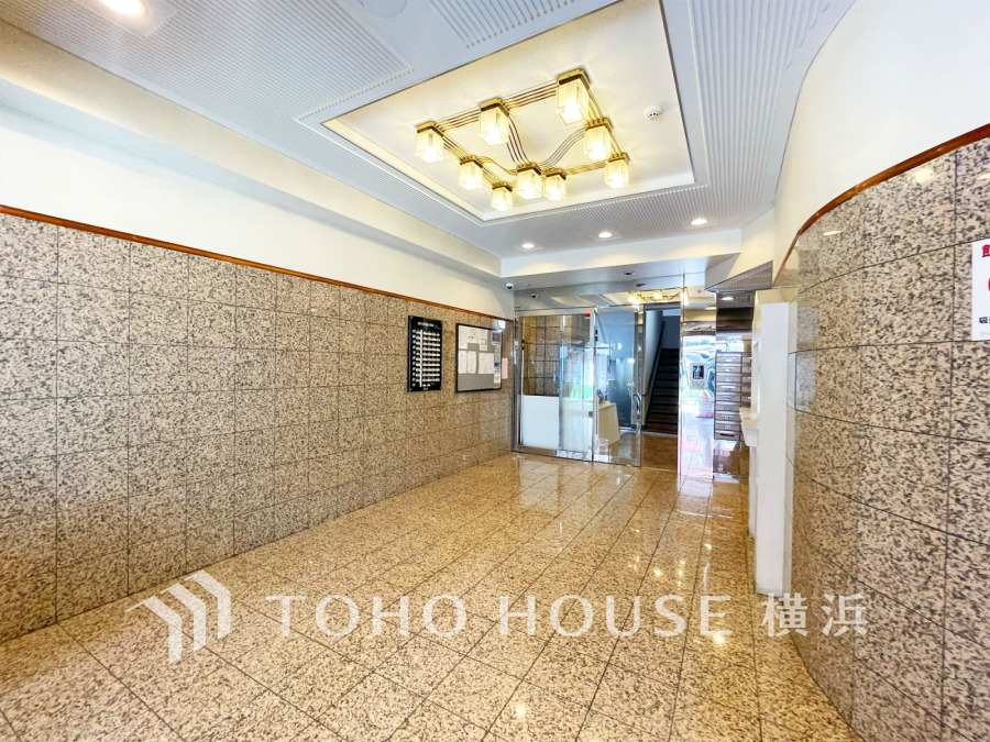 住まう誇らしさと安心感を演出する落ち着いた雰囲気のエントランス。
