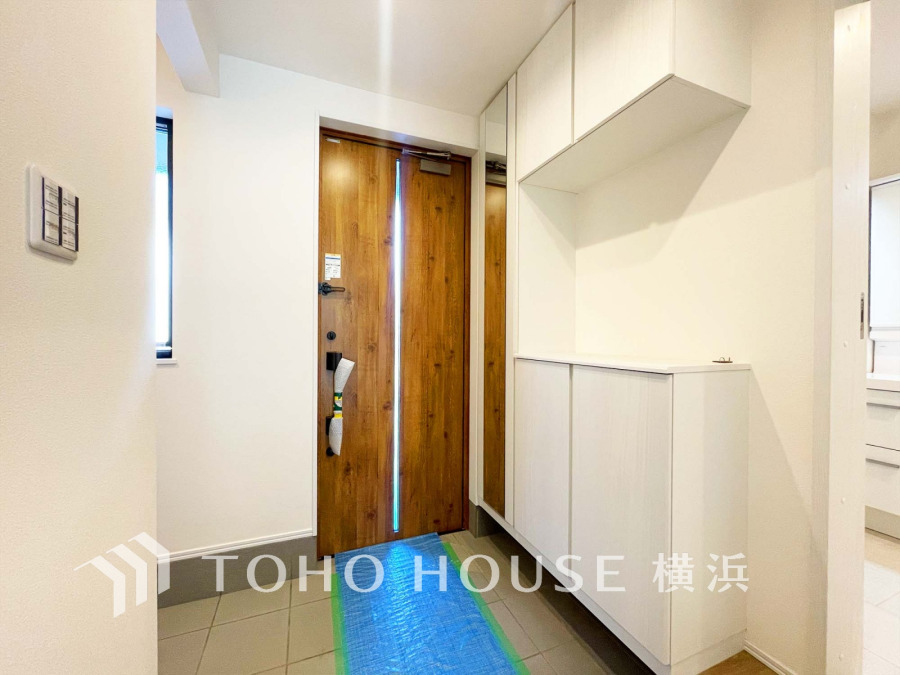 清潔感溢れる玄関がお出迎えする本邸宅の物語は、ここから始まる日常を期待させます。この場所には「希望」と「優越」で包み込んでくれる「特別」な空間があります。