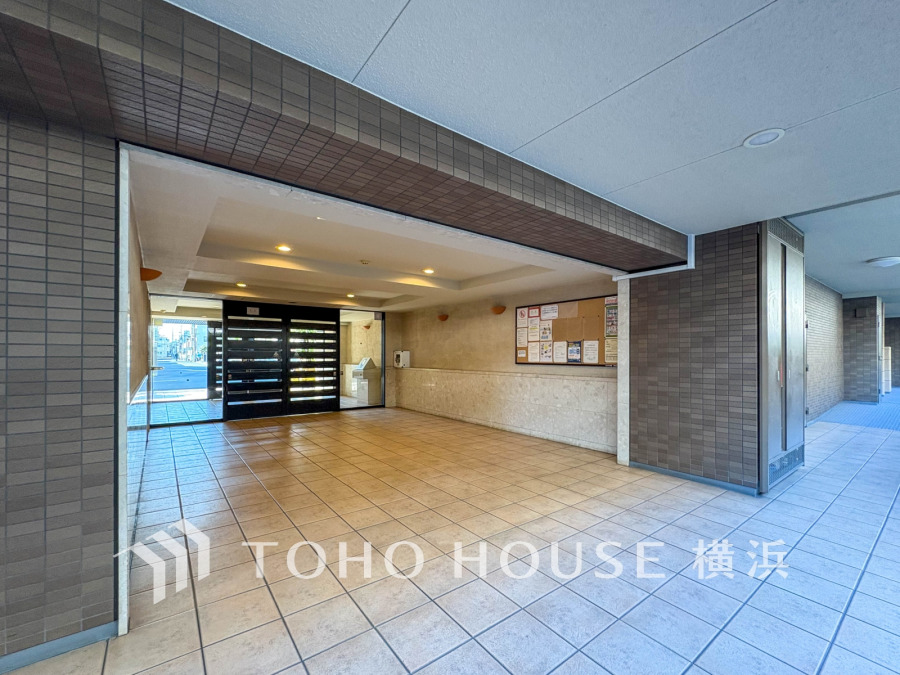 足を踏み入れると静穏な時間が流れるエントランスホール。心やすらぐ憩いのスペース。ゆったりと寛ぎながら、思い思いの時間を過ごせる空間です。