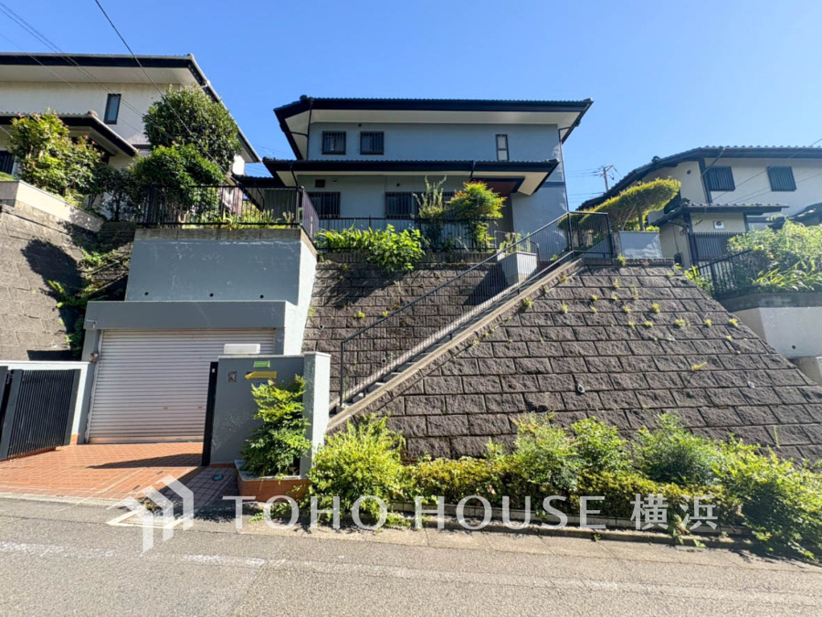 住む人を映し出す洗練された佇まいは、いつまでも輝き続けながらいつしか街の風景に溶け込んでいきます。