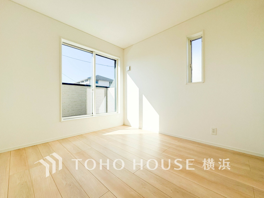 陽光が差し込む明るい洋室。シンプルな内装で家具の配置も自由自在です。快適な居住空間を実現。