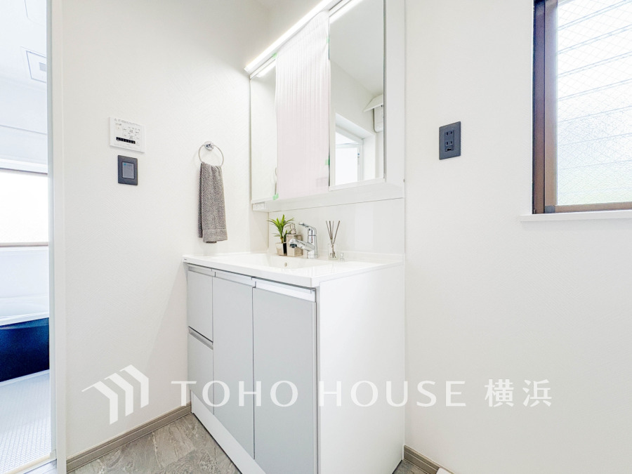 一日の始まりと終わりを心地よく演出し、多彩な機能が備えられたパウダールーム。心地よいリフレッシュ空間。清潔感ある洗面台は、身だしなみチェックや肌のお手入れに。