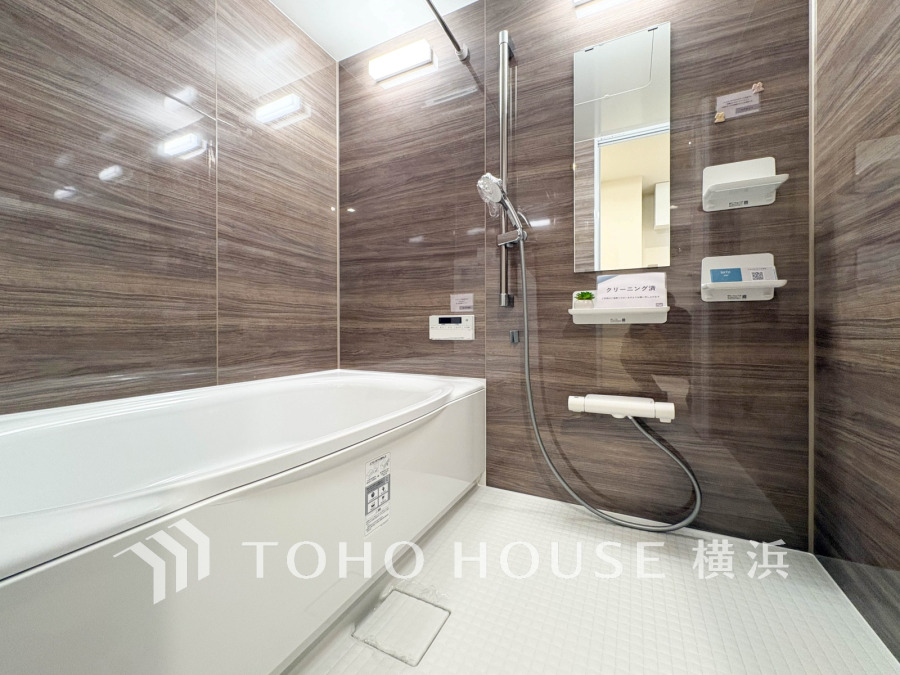 モダンデザインの空間が気持ちよさを高めてくれるバスルーム。すっきりとした清潔感の中に都会的なセンスが感じられ、心身をリフレッシュさせてくれるスペース。