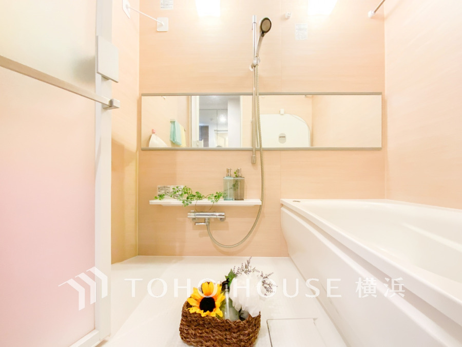 上質が感じられるカラーリングで、清潔な空間美を実現。一日の疲れが癒される優雅なバスタイムを堪能できるゆとりあるバスルームです。（2026年3月撮影）