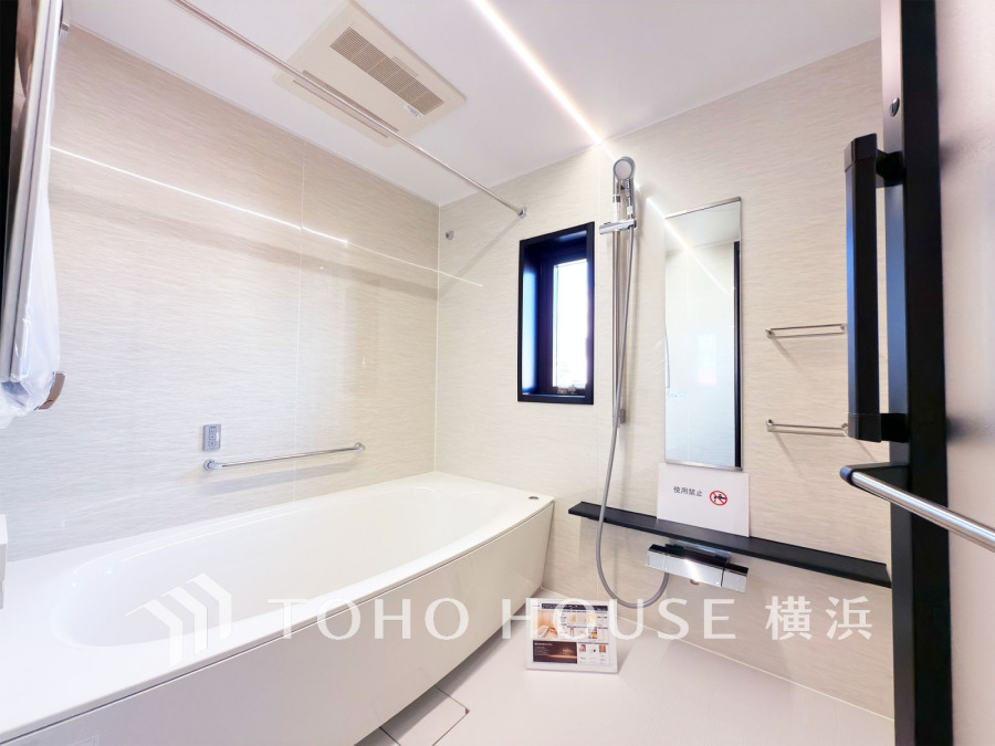 心地よいリラックスを叶える清潔感溢れる空間。ゆったり16×20サイズの窓付き浴室です。
