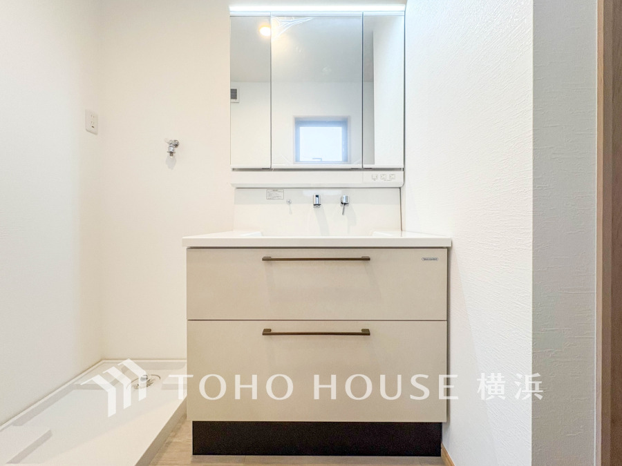 十分な大きさの洗面台は、身だしなみチェックや歯磨きなど、朝の慌ただしい時間でも余裕とゆとりを感じて頂けます。