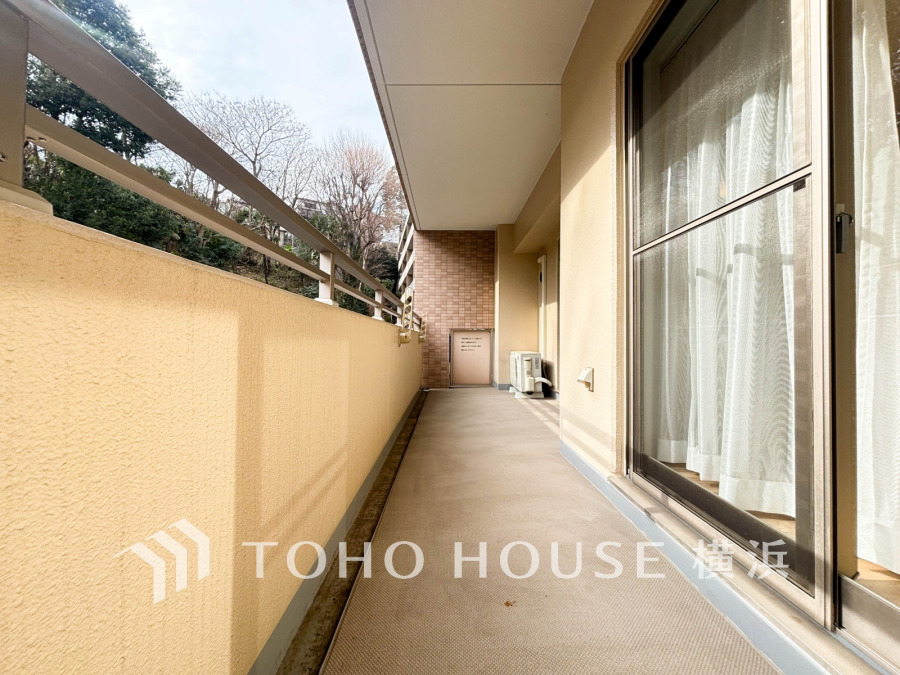 開放感いっぱいの眺望と共に光と風を享受するバルコニー。緑豊かな景観を眺めることができます。