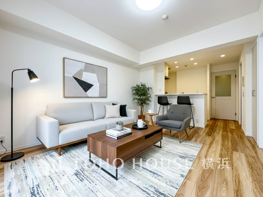 光と風が溢れる開放的なリビングダイニングには自然と家族みんなが集まってきます。明るく穏やかな空気の中で飲んだり、食べたり、笑ったり。（装飾品はAI加工です）