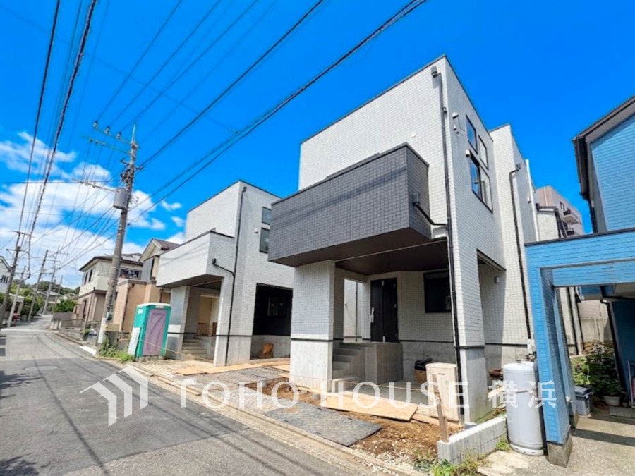 爽やかな青空の下に贅沢なほどに降り注ぐ陽光、豊かな居住性と、クオリティが見事に調和した住空間は、住まうことの喜びを感じさせてくれます。