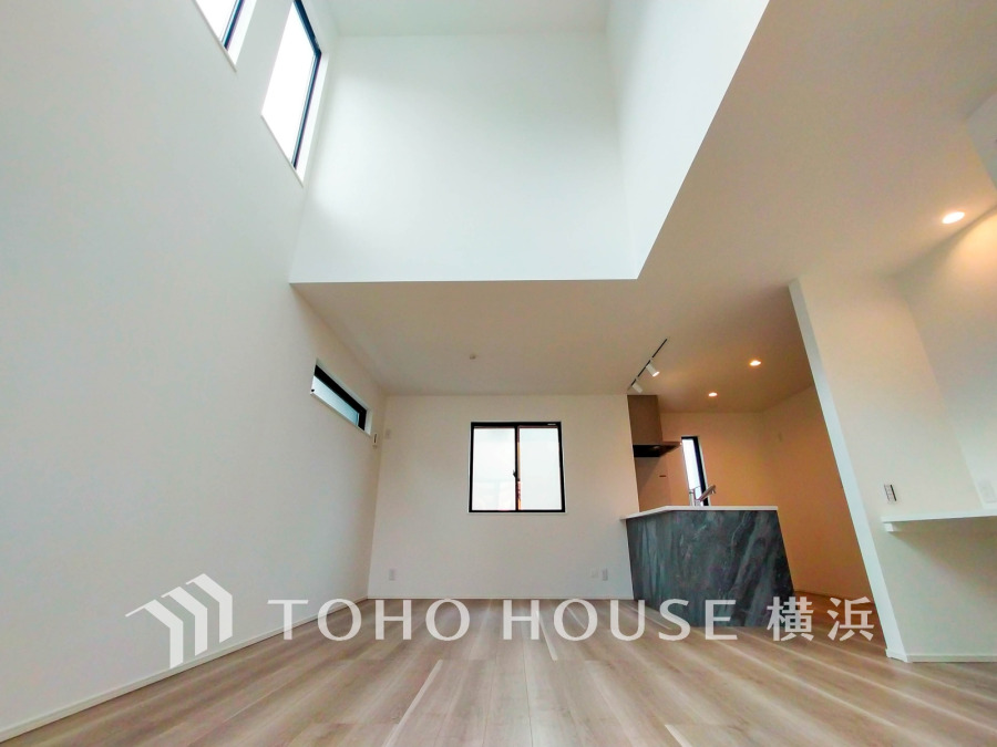 開放的な吹き抜けを採用した明るいリビング。オープンでのびやかな空間を演出しています。
