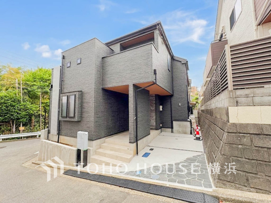 住む人を映し出す洗練された佇まいは、いつまでも輝き続けながらいつしか街の風景に溶け込んでいきます。