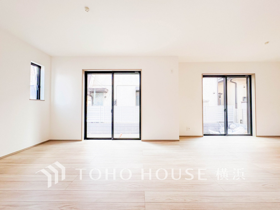 明るく開放的な空間が広がるLDK。室内には豊かな陽光が注ぎ込み、爽やかな住空間を演出。
