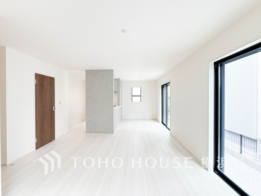 家族と過ごすひと時を溢れる光が優しく包み込むリビングダイニング。家族とともに、心穏やかに過ごすひととき。家族との時間、自分の時間を大切にできる空間がここにあります。