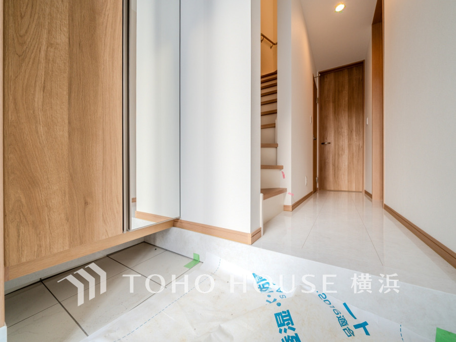 上質感漂う玄関と廊下。居住者の帰り、訪れる方を優しく迎える・安らぎに満ちた生活空間を予感させる。健やかな暮らしを楽しめることでしょう。