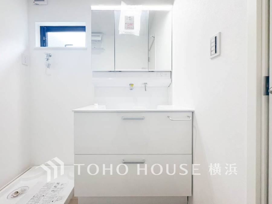 清潔感あふれるホワイト基調の洗面台。収納力もあり、毎日の身支度が快適にできる空間です。