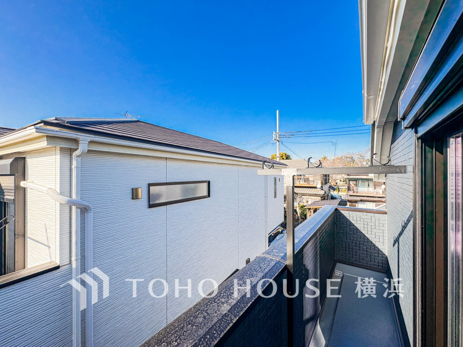 手を伸ばせば、ふれることが出来そうな環境が、そのままインテリアになったような印象です。その豊かな眺望にふさわしい空間には、通風・採光にも優れ、心地よい光と風があふれています。