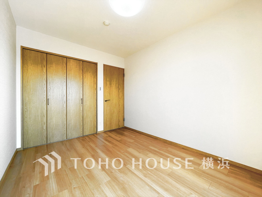 たっぷりの収納を備えた洋室。自分時間を充実させながら心豊かなひとときを過ごすための大切な空間です。
