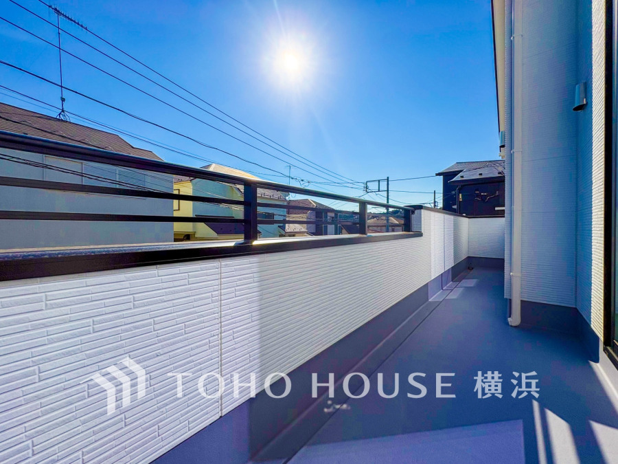 暮らしの中で光と風を演出してくれるバルコニー、見事なまでの開放的な空間を演出しながら、プライベート性も確保された空間は我が家の自慢です。