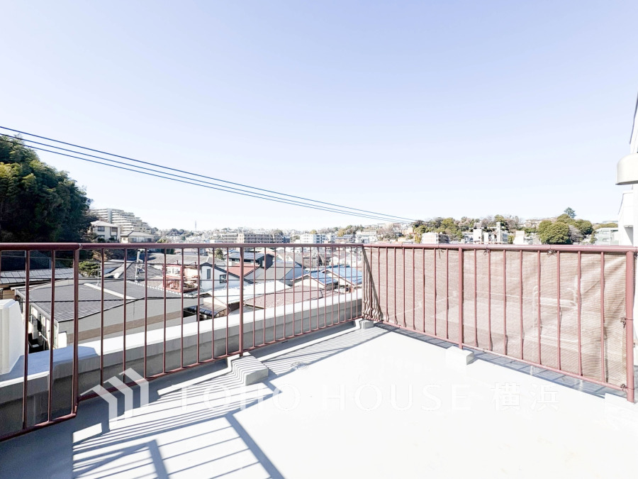 陽当たり良好な広々バルコニーから、周囲の街並みと自然の景色を一望できます。